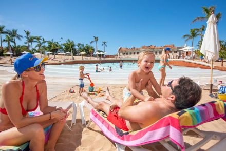 Coco Beach Piscina de olas y playa de arena para niños Siam Park Tenerife